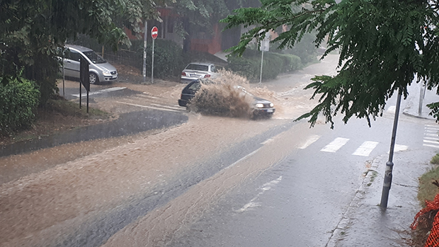 НЕВЕРОВАТАН СНИМАК ИЗ БЕОГРАДА: После кише вода носи све пред собом и скаче преко аутомобила